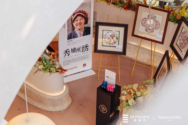 大财配资 文化织梦者：毛戈平·光韵“东方花园 因爱共生”